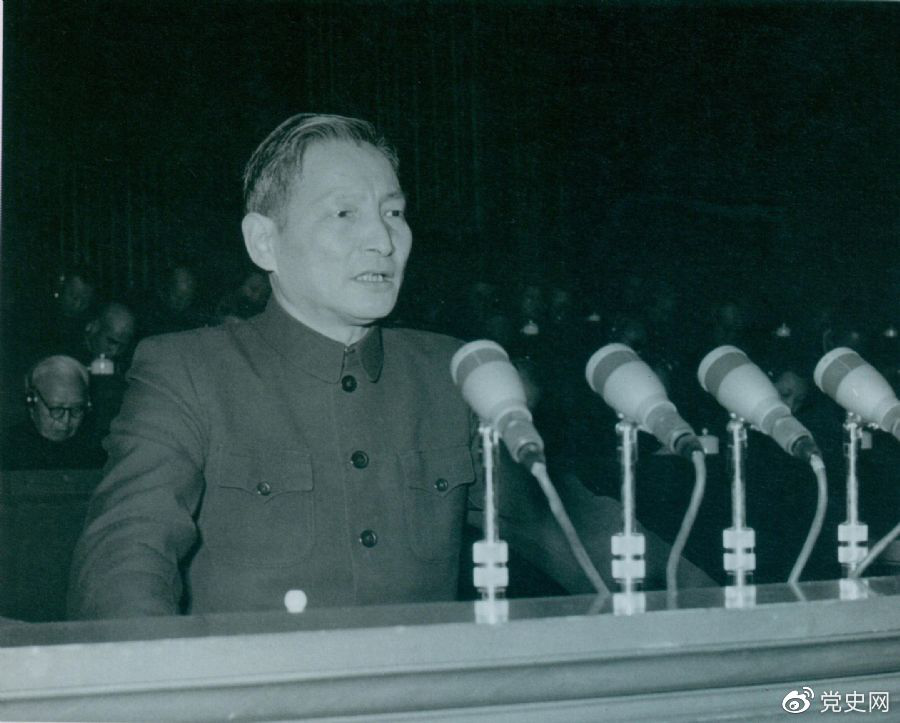 1956年12月，陳云在中華工商業(yè)聯(lián)合會(huì)第二屆會(huì)員代表大會(huì)上作報(bào)告。