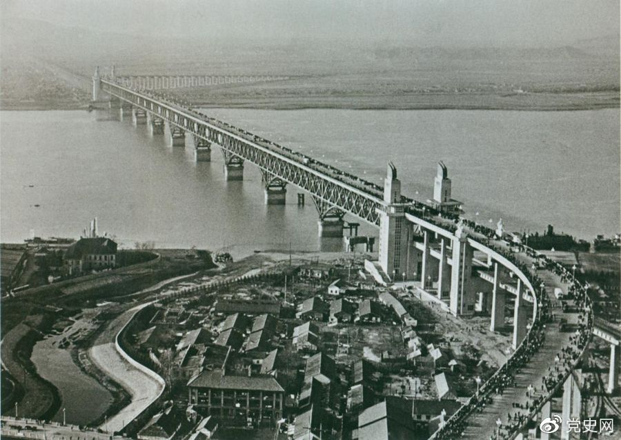 1968年12月29日， 南京長江大橋全面建成通車。這是當時中國自行設計建造的最大的鐵路、公路兩用橋。