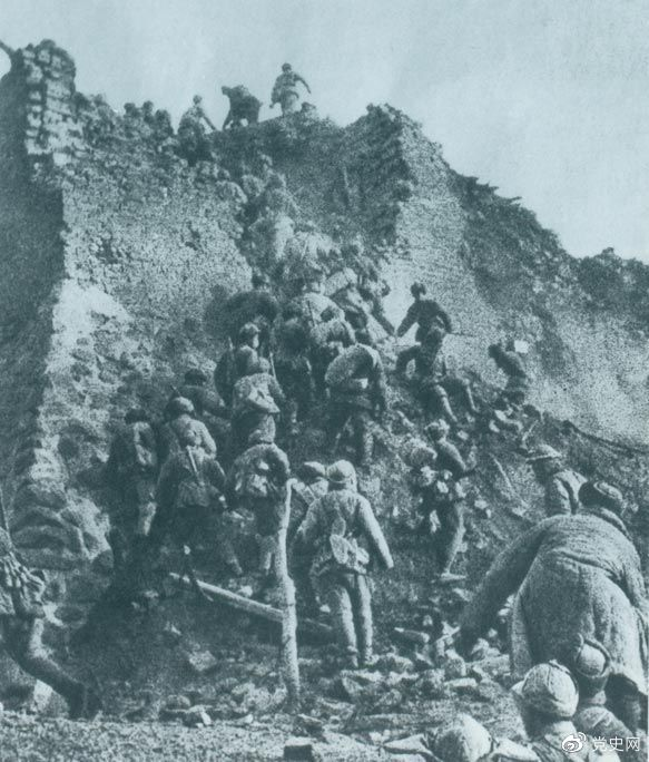 1948年12月，人民解放軍向新保安守敵發(fā)起攻擊。這是解放軍戰(zhàn)士登上新保安城頭。 